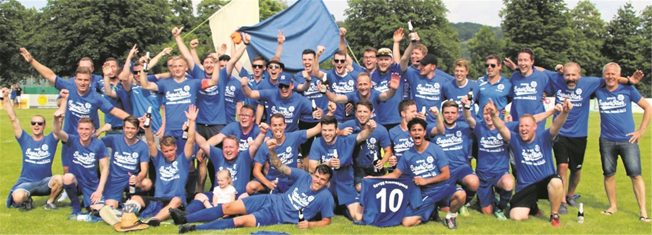 Bejubelten im Entscheidungsspiel in Schlechtbach ein verdientes 3:1 über Fichtenberg: Die Fußballer der Spvgg Kleinaspach, die nach drei Jahrzehnten die Sicherheitsliga verließen. Foto: H. Schmidt