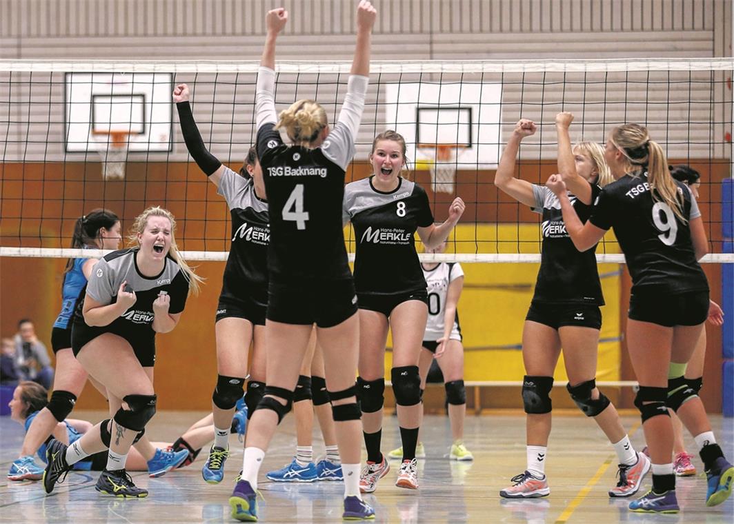 Bejubelten in Ditzingen einen umkämpften 3:2-Erfolg: Backnangs Volleyballerinnen, die damit eine schwere Aufgabe gut lösten. Foto: A. Becher
