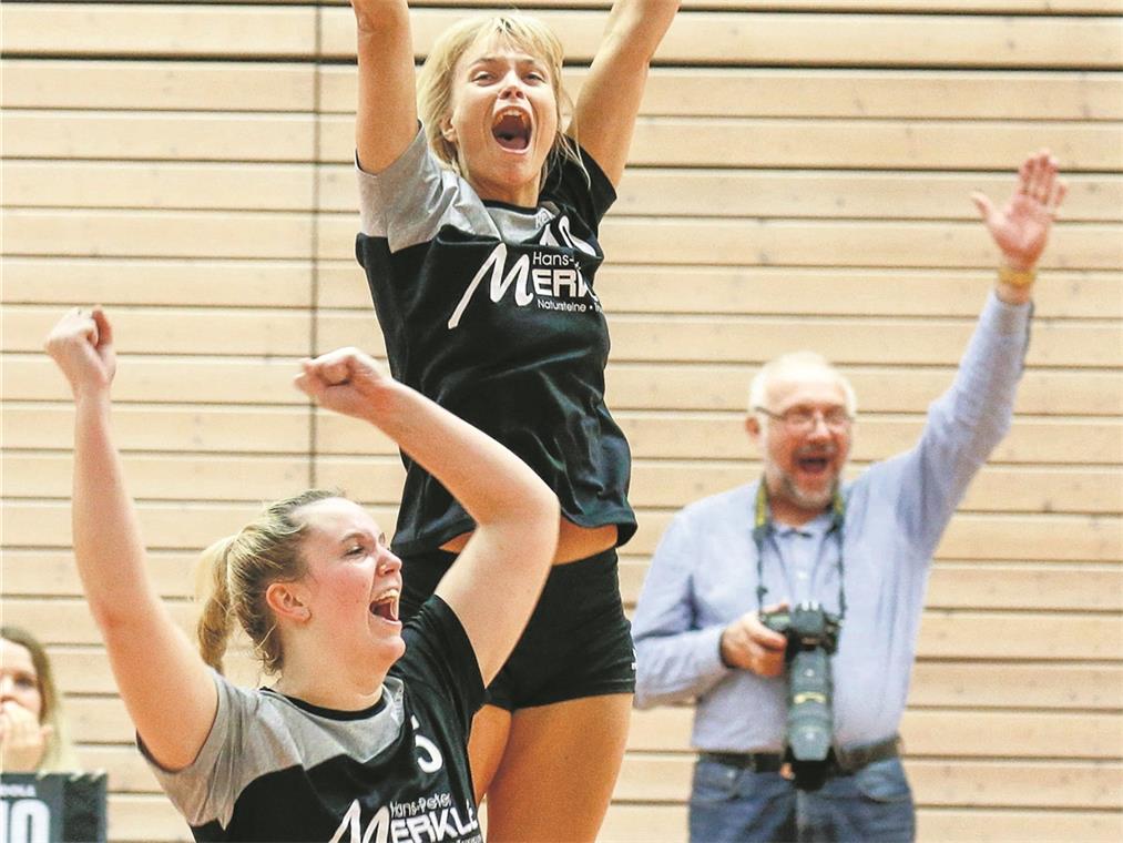 Bejubelten mit Backnangs Volleyballerinnen nach der nervenaufreibenden Partie ein 3:2: Milana Schroeder (links) und Anne Pötzl. Mit dem Sieg blieb die TSG am Spitzenreiter dran. Foto: A. Becher