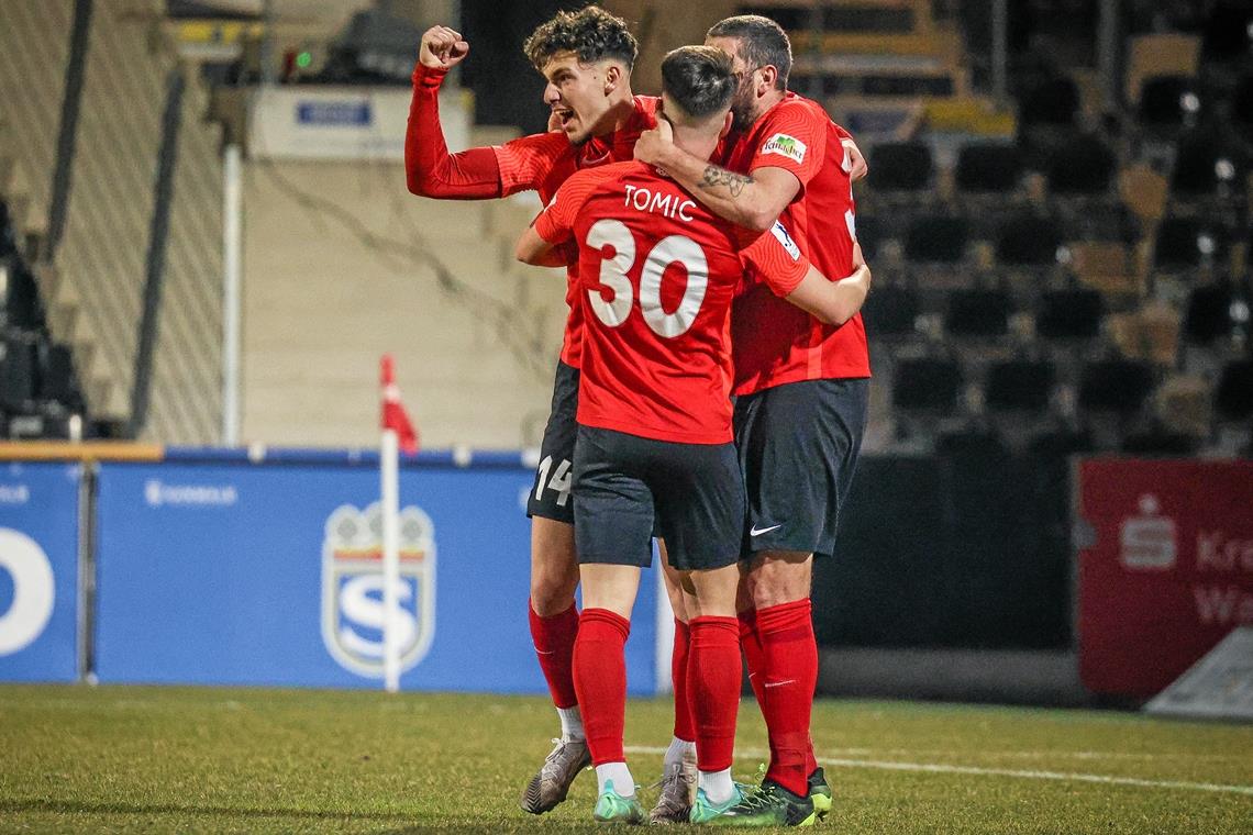 Bejubelten mit Großaspach beim 2:1 gegen den VfR Aalen gestern Abend drei eminent wichtige Punkte für den Kampf gegen den Abstieg: Die beiden Torschützen der SG Sonnenhof Can Karatas (links) und David Tomic sowie Angreifer Sascha Mölders. Foto: A. Becher