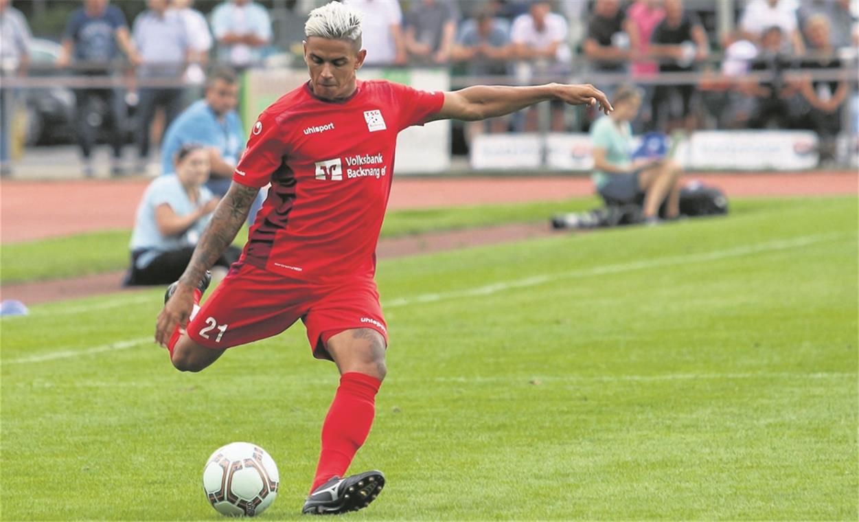 Der nächste dicke Brocken für Backnang Bekam im Pokalduell einen Schlag ab und ist deshalb morgen gegen Bissingen bei der TSG eventuell nicht am Ball: Benito Baez-Ayala. Foto: A. Hornauer