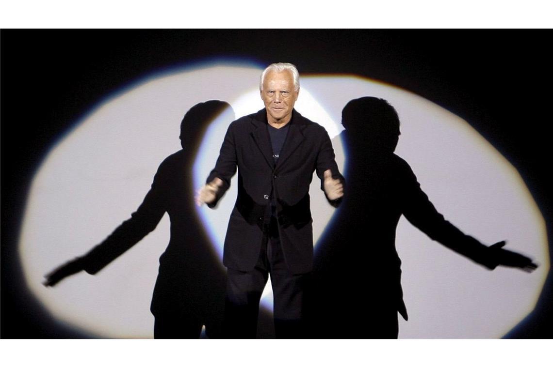 Bekannt wurde Armani - hier auf dem Laufsteg der Männermodenschauen 2007/2008 - durch Herrenmode in minimalistischen Schnitten mit gedeckten Farben. (Archivbild)