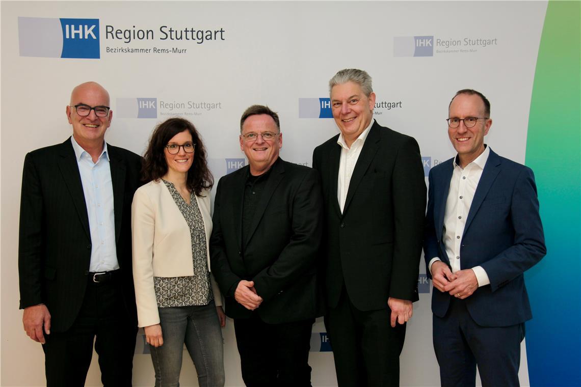 Claus Paal bleibt Präsident der IHK-Bezirkskammer Rems-Murr Bekannte Gesichter im neuen IHK-Präsidium: Markus Höfliger (von links), Verena Meier-Bund, Claus Paal, Ullrich Villinger und Geschäftsführer Markus Beier. Foto: IHK Rems-Murr