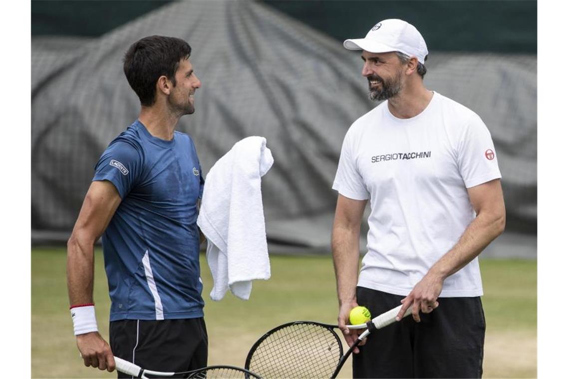 Bekommt wegen der umstrittenen Adria-Tour Rückendeckung von Goran Ivanisevic (r): Novak Djokovic. Foto: Peter Klaunzer/KEYSTONE/dpa