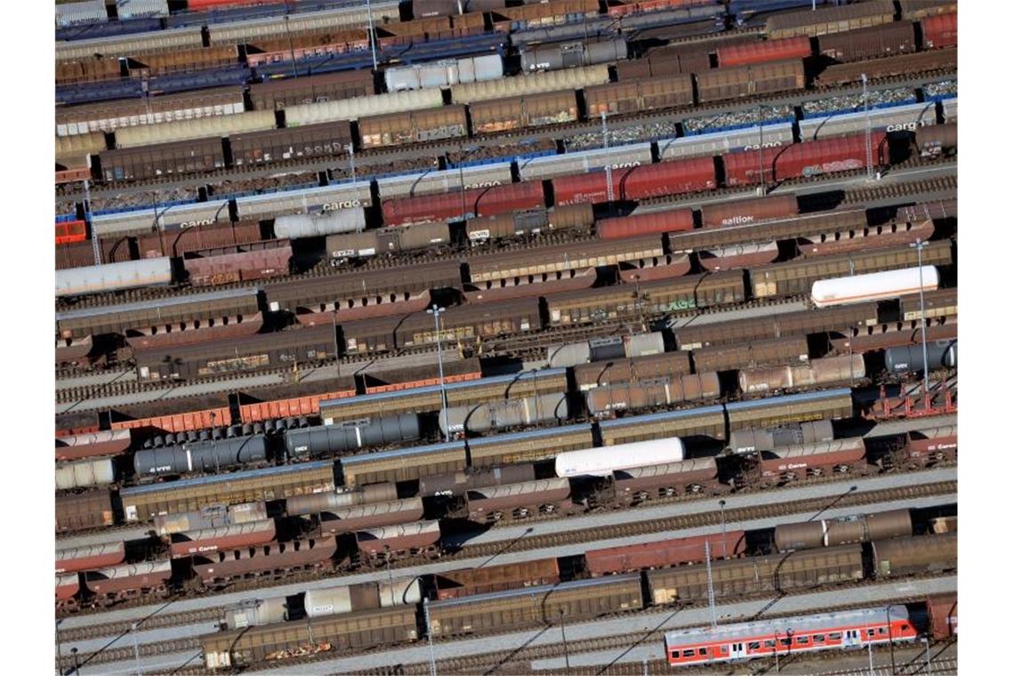 Warum die Schiene bei Waren nicht zum Zug kommt Beladene Güterzüge stehen auf dem Güterbahnhof der Deutschen Bahn in Seddin. Foto: Ralf Hirschberger/dpa-Zentralbild/dpa
