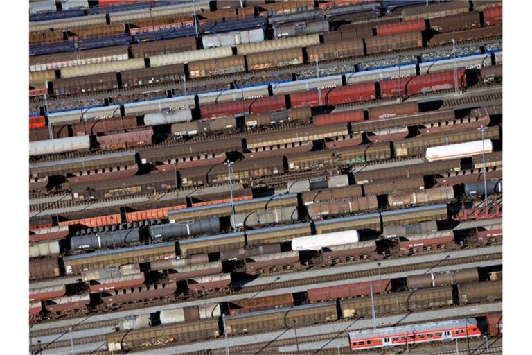 Beladene Güterzüge stehen auf dem Güterbahnhof der Deutschen Bahn in Seddin. Foto: Ralf Hirschberger/dpa-Zentralbild/dpa