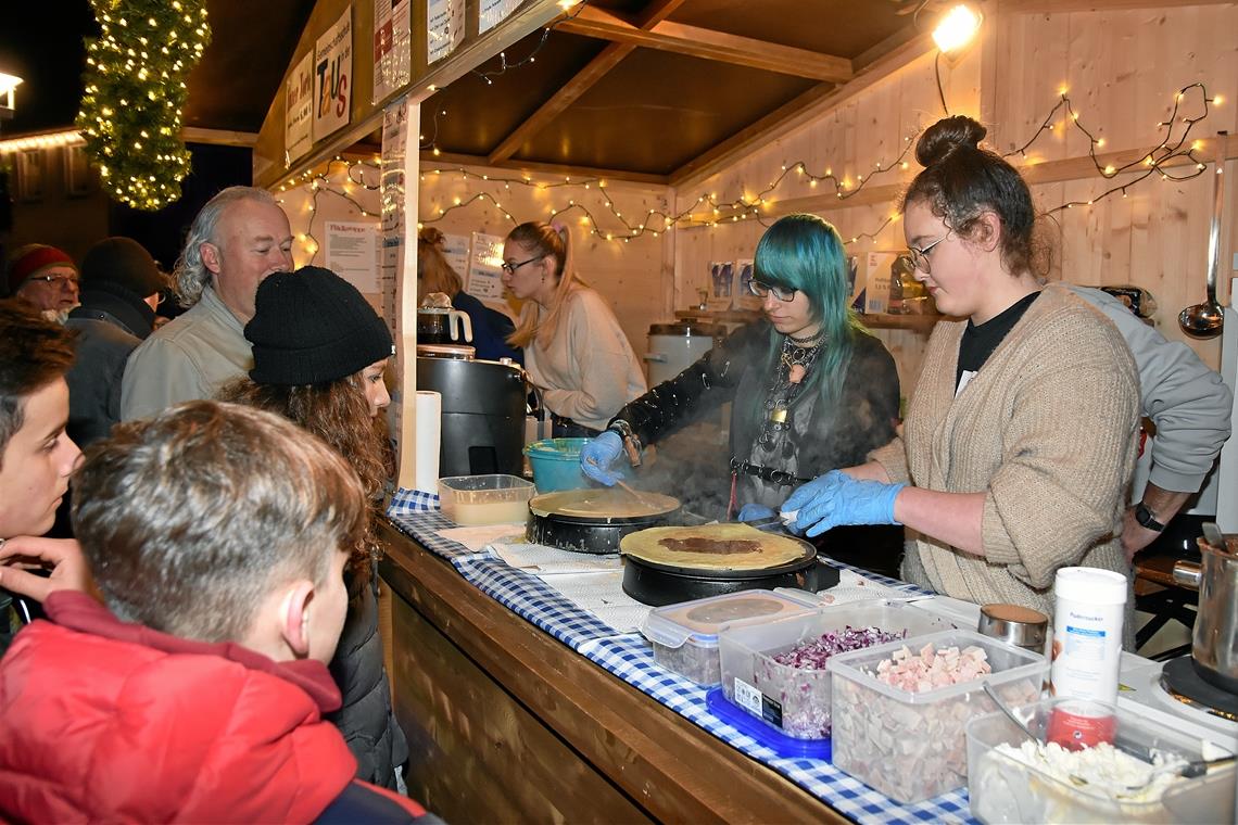 Belagerte Crêpes-Köchinnen beim Stand der Gemeinschaftschule in der Taus.