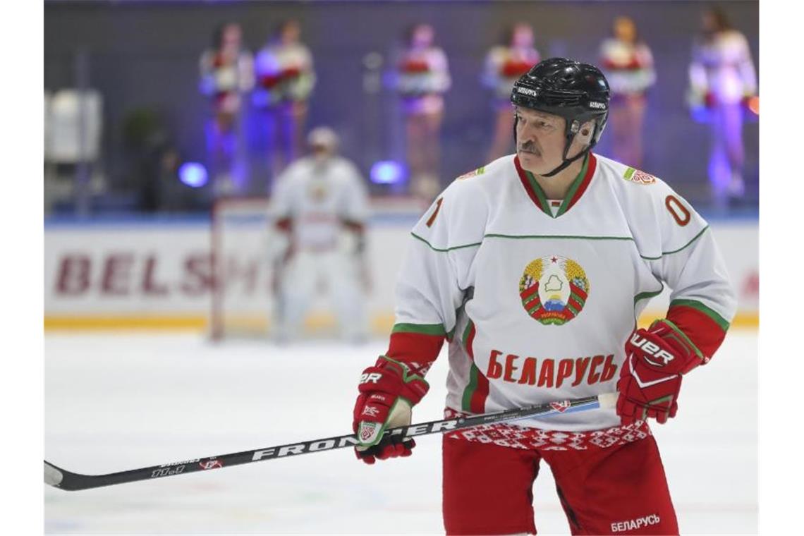 Belarus-Präsident Alexander Lukaschenko zeigt sich gerne als Eishockeyspieler. Foto: Andrei Pokumeiko/POOL BelTa/AP/dpa