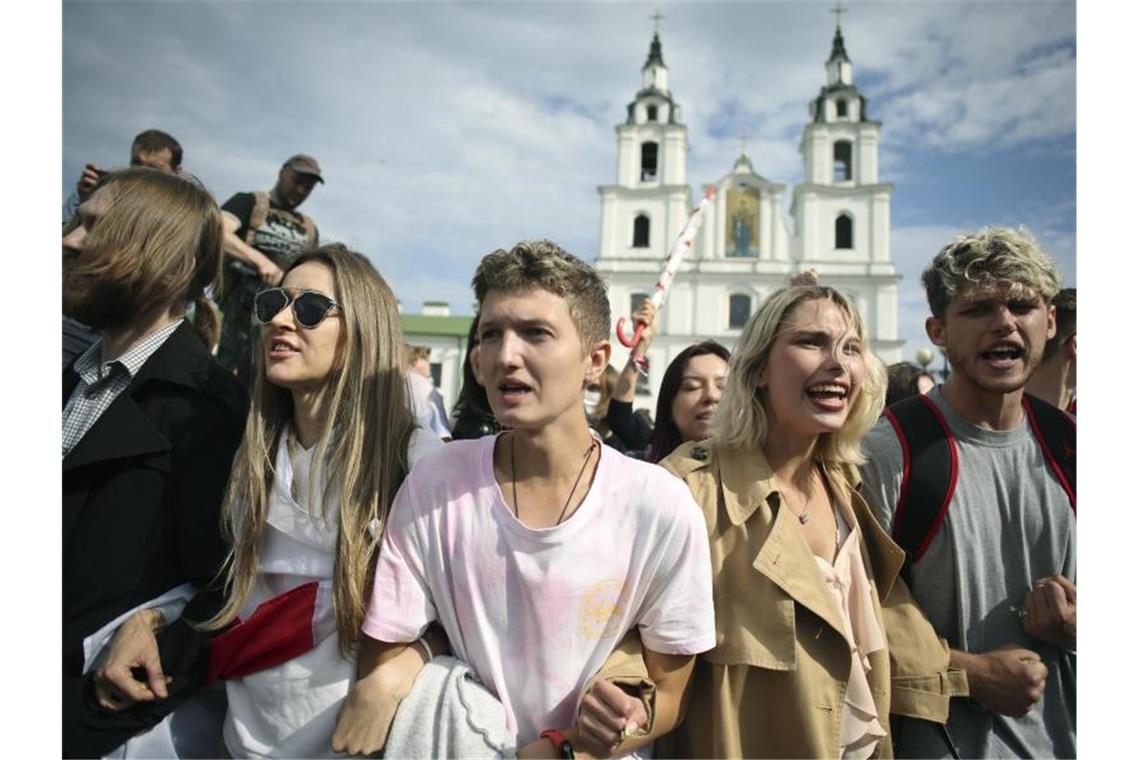 Belarussische Studenten nehmen an einer Kundgebung vor der Heilig-Geist-Kathedrale in Minsk teil. Foto: Uncredited/Tut.by/AP/dpa
