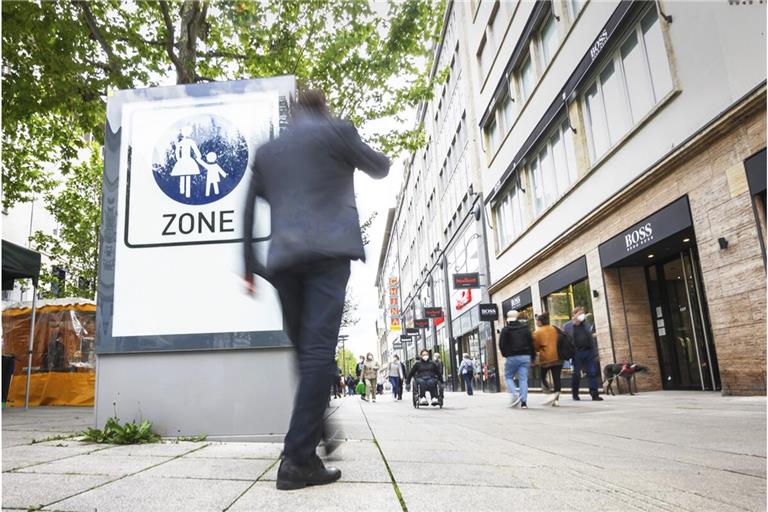Belebte Fußgängerzonen wie die Königstraße können ein Tatort für reisende Betrügergruppen sein.
