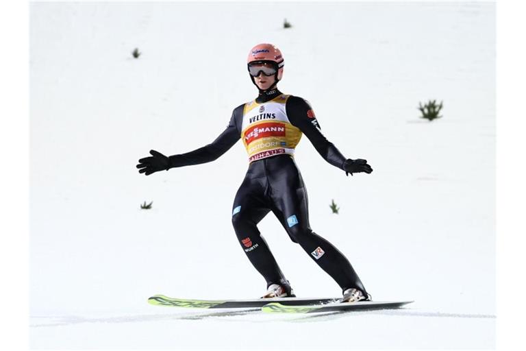 Belegte bei der Qualifikation zum ersten Springen in Oberstdorf Rang zwei: Karl Geiger. Foto: Daniel Karmann/dpa