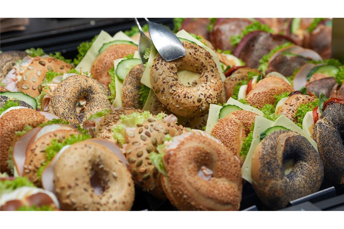 Essen in Geschäften ist im Trend Belegte Brötchen in einer Bäckerei-Theke - manch einer, der schnell etwas essen möchte, greift hier zu. (Symbolbild)