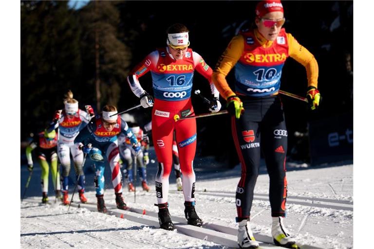 Belegte in der Verfolgung in klassischer Technik über 10 Kilometer den neunten Rang: Katharina Hennig (r). Foto: Mathias Bergeld/Bildbyran via ZUMA Press/dpa