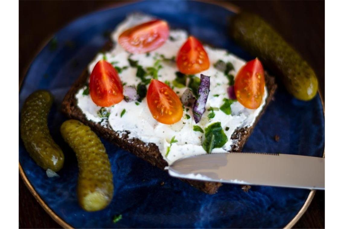 Schnittchendämmerung - Kommt der Untergang des Abendbrots? Belegtes Schwarzbrot mit Gürkchen. Foto: Sina Schuldt/dpa