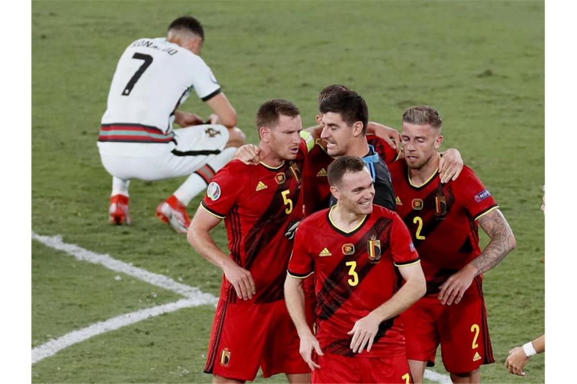 Belgien jubelt und feiert Torschützen Thorgan Hazard (M) - Titelverteidiger Portugal mit Superstar Cristiano Ronaldo ist raus. Foto: Jose Manuel Vidal/Pool EPA/AP/dpa