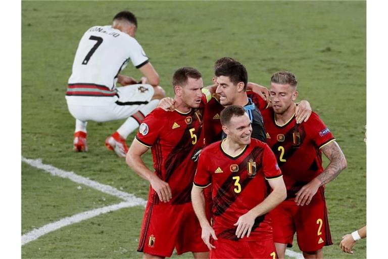 Belgien jubelt und feiert Torschützen Thorgan Hazard (M) - Titelverteidiger Portugal mit Superstar Cristiano Ronaldo ist raus. Foto: Jose Manuel Vidal/Pool EPA/AP/dpa
