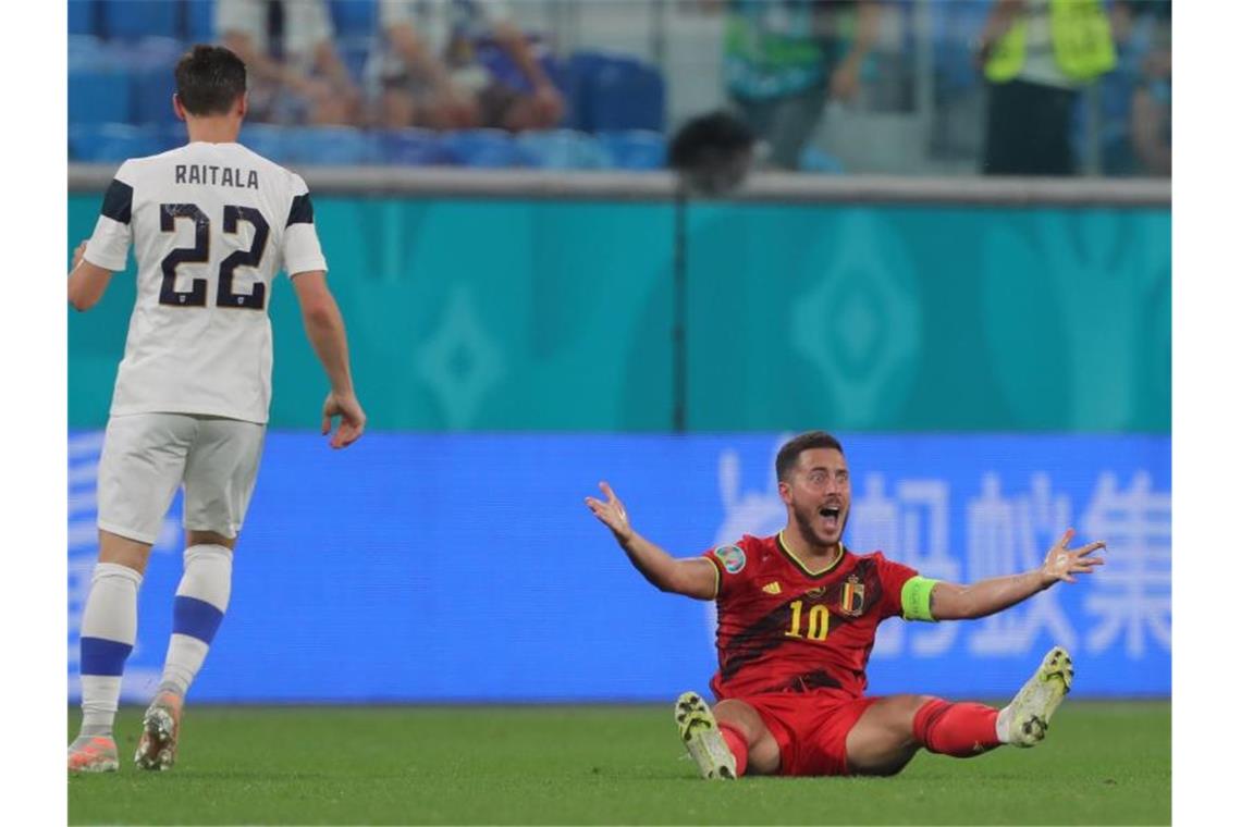 Belgien holt dritten EM-Vorrundensieg - Finnland muss bangen Belgiens Eden Hazard (r) sitzt am Boden und reklamiert ein Foul. Foto: Igor Russak/dpa