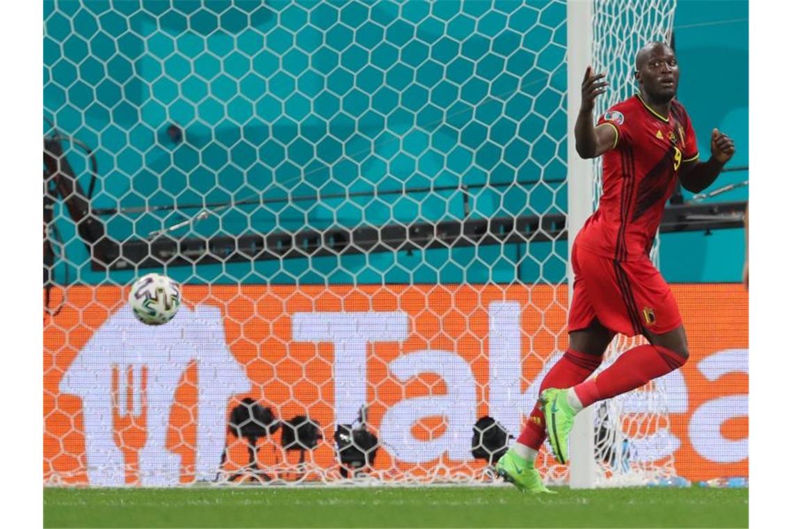 Belgiens Romelu Lukaku feiert seinen Treffer, der aber nicht anerkannt wird. Foto: Igor Russak/dpa