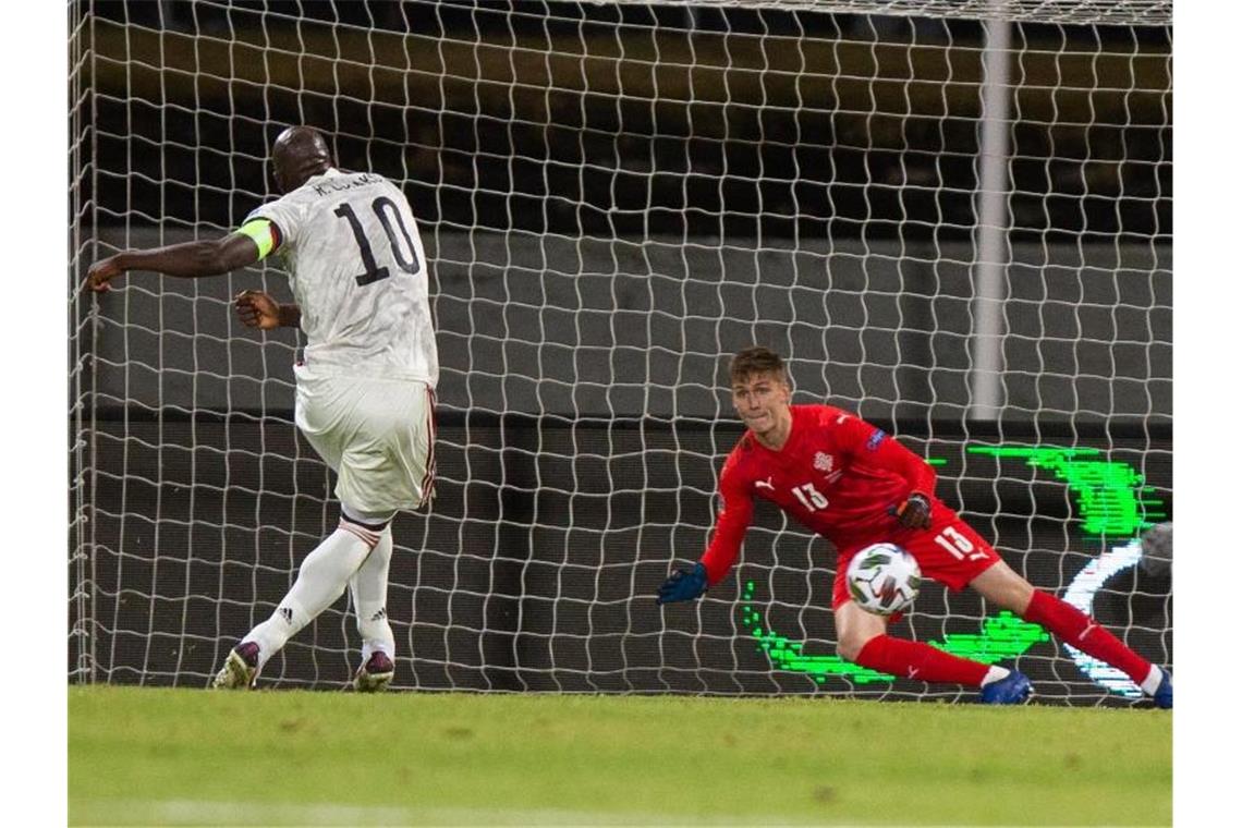 Belgiens Romelu Lukaku (l) verwandelt einen Elfmeter. Foto: Arni Torfason/BELGA/dpa