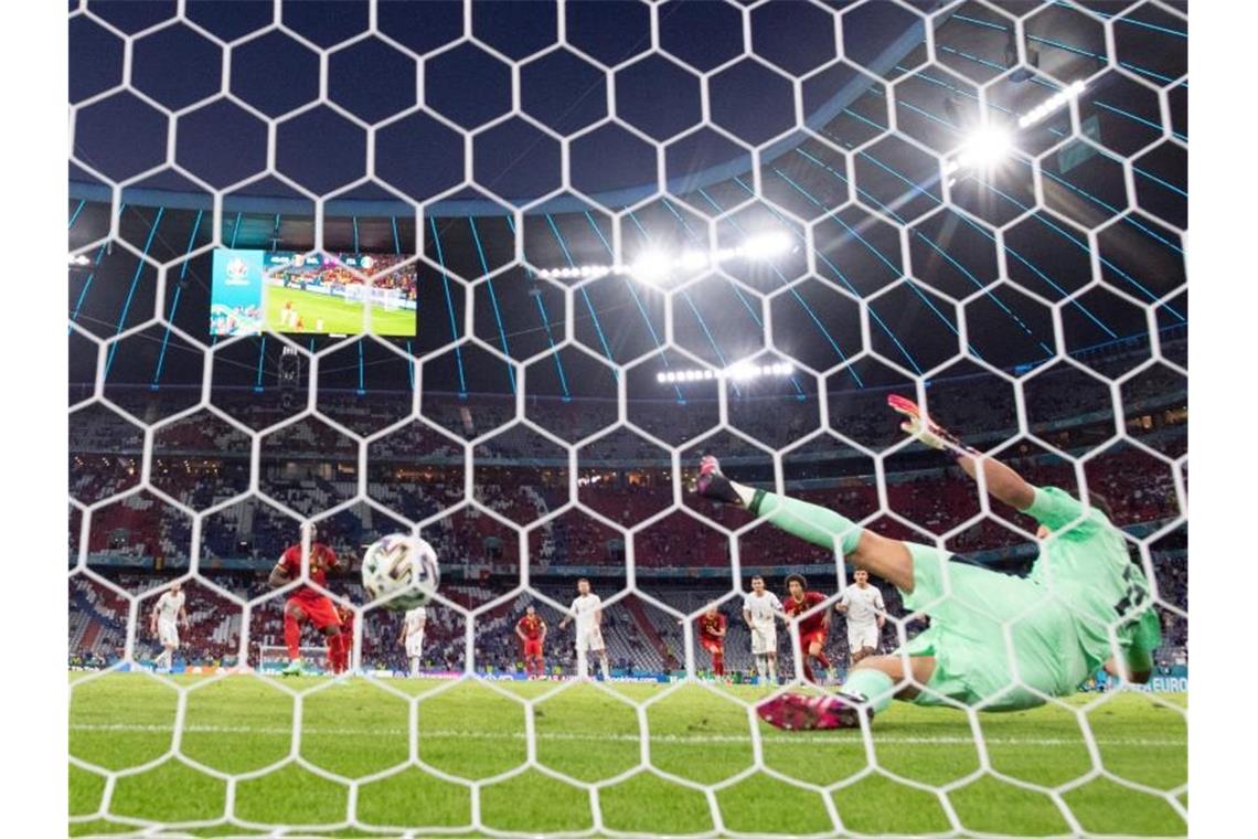 Italien feiert K.o.-Knaller gegen Belgien - „Sieg verdient“ Belgiens Romelu Lukaku (M) trifft zum 1:2 per Elfmeter gegen Italiens Torwart Gianluigi Donnarumma. Foto: Federico Gambarini/dpa