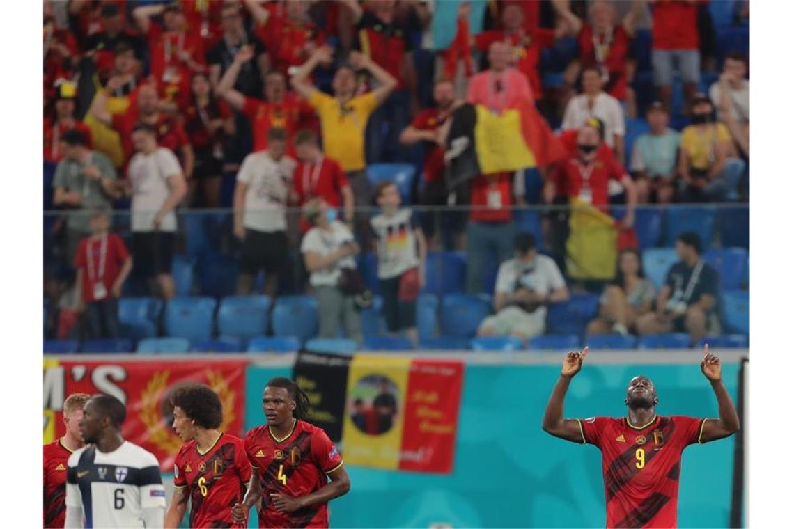 Belgiens Romelu Lukaku (r) feiert das 2:0 gegen Finnland. Foto: Igor Russak/dpa