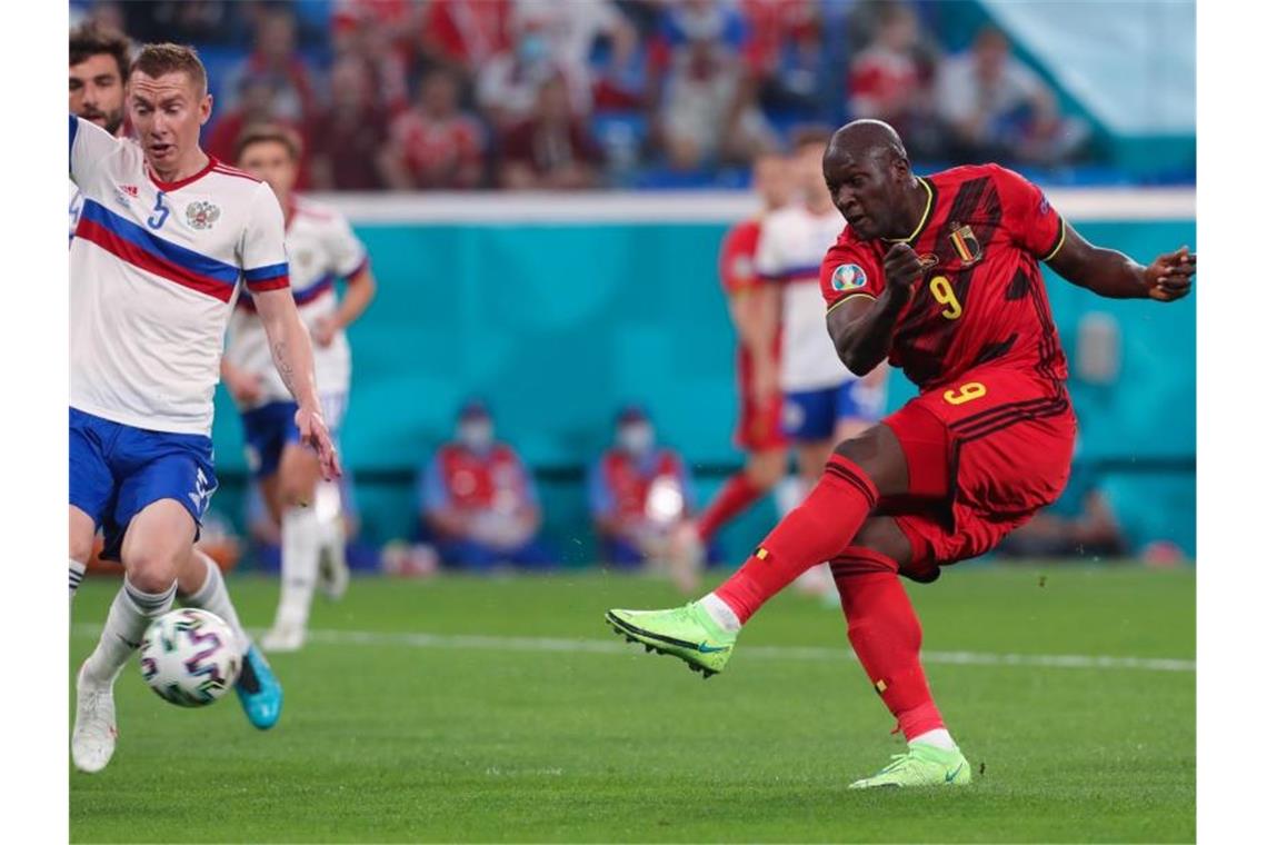 Belgiens Stürmerstar Romelu Lukaku (r) erzielte den ersten Treffer. Foto: Igor Russak/dpa