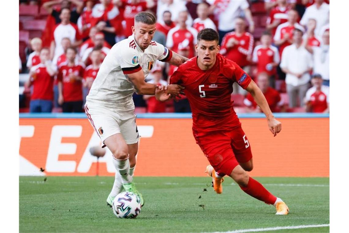 Belgiens Toby Alderweireld (l) und Dänemarks Joakim Maehle kämpfen um den Ball. Foto: Bruno Fahy/BELGA/dpa