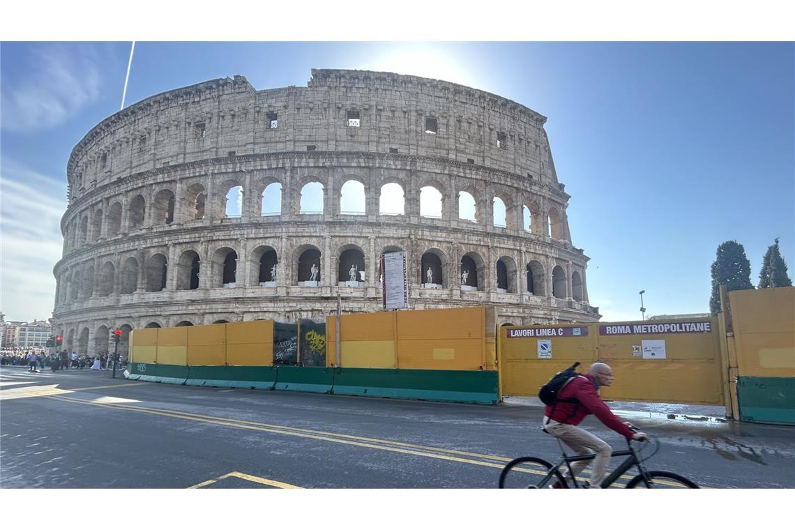 USA heben Terror-Warnstufe für Italien an Beliebt bei Touristen: Das Kolosseum in Rom.