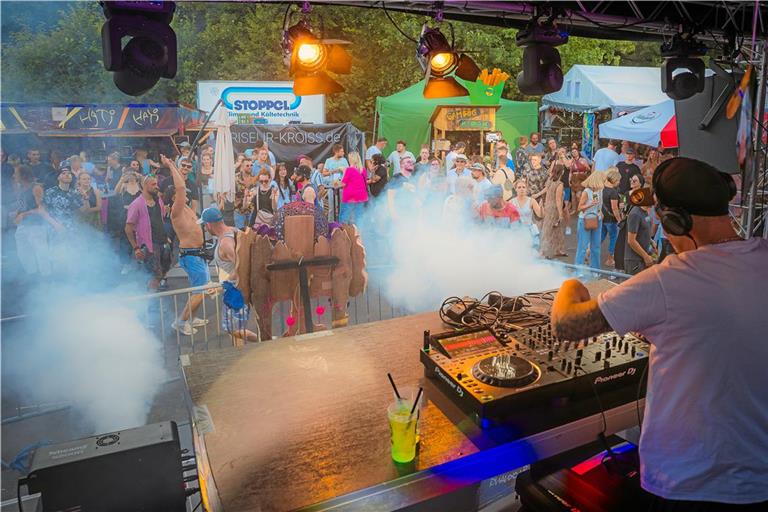 Beliebter Treffpunkt für junge Leute: die DJ-Bühne in der Talstraße beim Backnanger Straßenfest. Foto: Alexander Becher