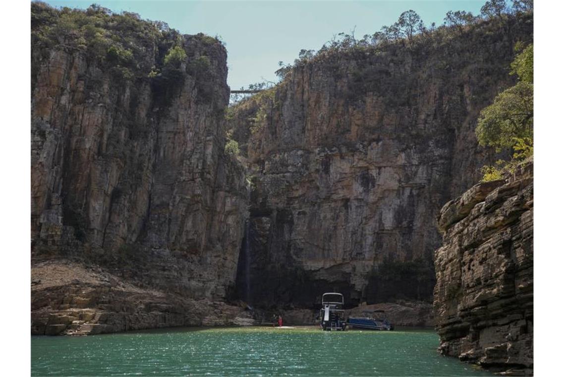 Fels stürzt in Brasilien auf Boote - mehrere Tote Beliebtes Ausflugsziel: der Lago de Furnas in Capitólio. Foto: Andre Penner/AP/dpa