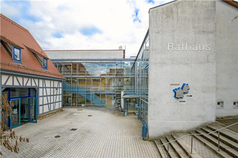 Beliebtes Ziel: Hier im Rathaus in Unterbrüden wollen drei der vier Bürgermeisterkandidaten in den kommenden acht Jahren das Sagen haben. Fotos: A. Becher (4)/J. Fiedler (1)