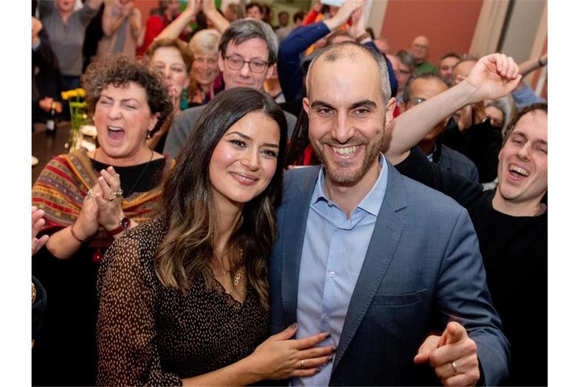 Grüner OB in Hannover: Belit Onay unter Erfolgszwang Belit Onay (Bündnis 90/Die Grünen), Spitzenkandidat bei der Oberbürgermeisterwahl, freut sich mit seiner Frau Derya (l) und seinen Unterstützern nach Bekanntgabe der Wahlergebnisse. Foto: Hauke-Christian Dittrich/dpa