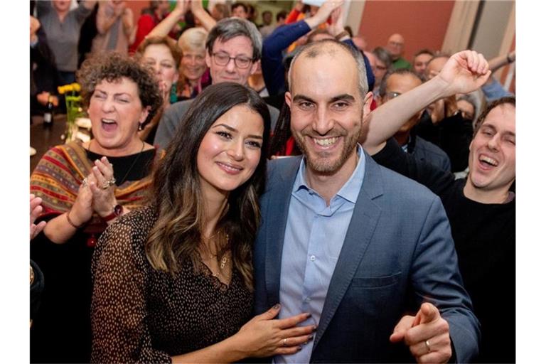 Belit Onay (Bündnis 90/Die Grünen), Spitzenkandidat bei der Oberbürgermeisterwahl, freut sich mit seiner Frau Derya (l) und seinen Unterstützern nach Bekanntgabe der Wahlergebnisse. Foto: Hauke-Christian Dittrich/dpa