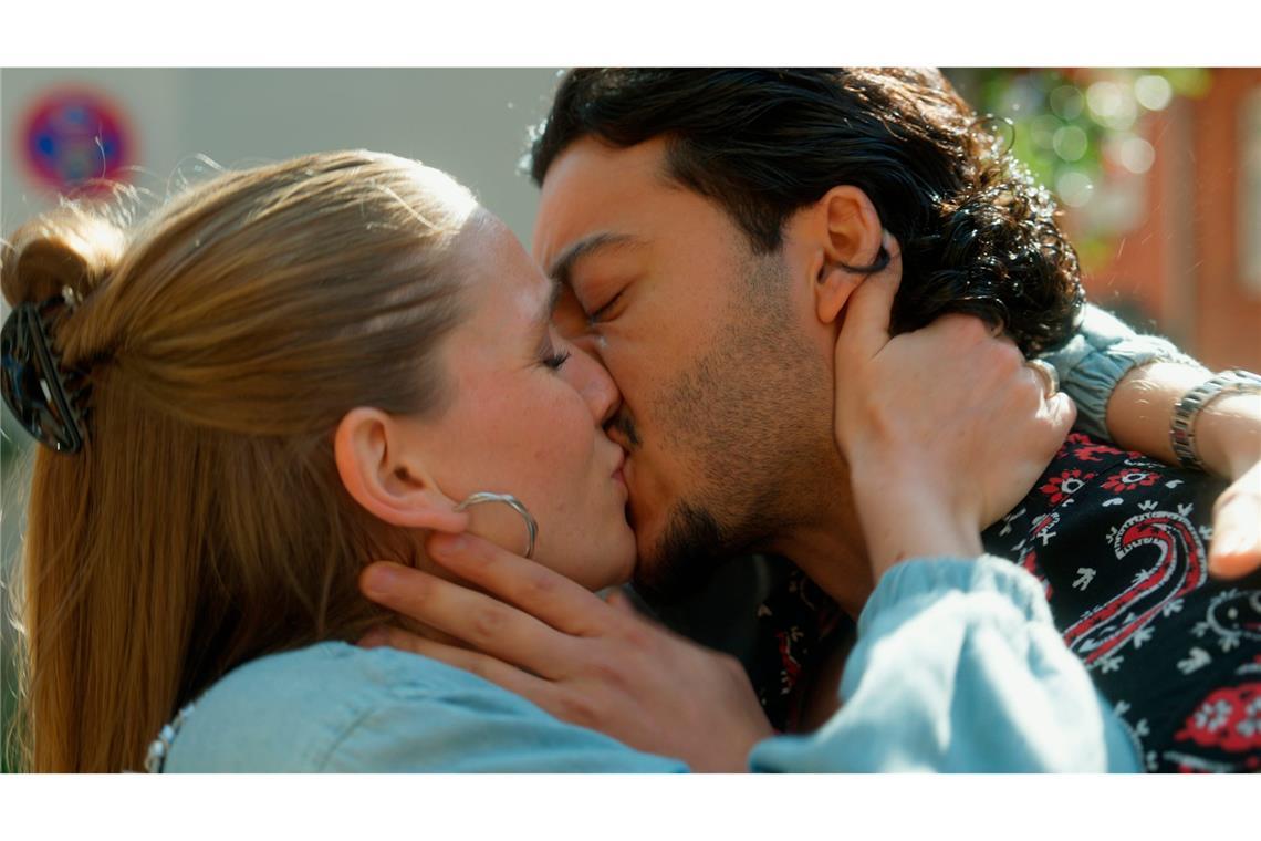 Bella (Alessia Mazzola l.) und Elyas (Mehmet Daloğlu r.) haben endlich wieder zueinander gefunden! Nur das Thema Mexiko ist noch ungeklärt.