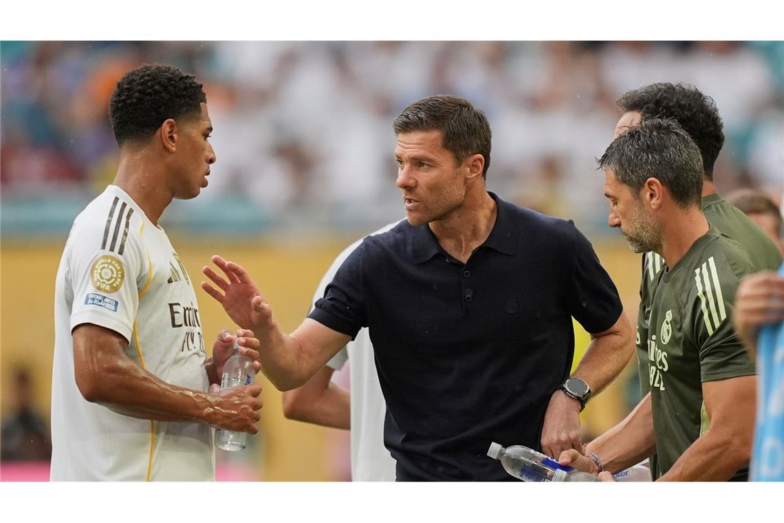 Bellingham (l) wehrt sich nach Kritik rund um das Aus von Ex-Coach Alonso (M). (Archivbild)