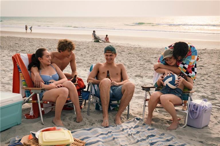 Belly (Lola Tung), Jeremiah (Gavin Casalegno), Conrad (Christopher Briney), Steven (Sean Kaufman), und Taylor (Rain Spencer) in „The Summer I Turned Pretty“.