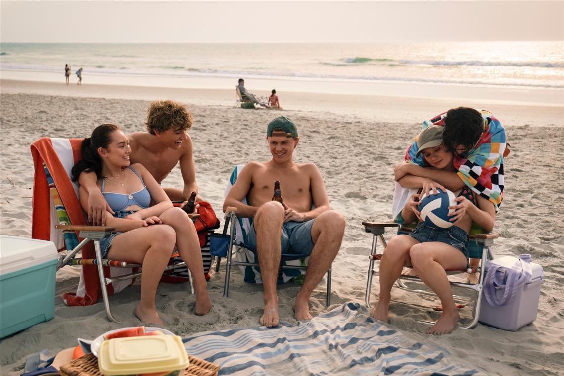 Um wie viel Uhr erscheint Staffel 3? Belly (Lola Tung), Jeremiah (Gavin Casalegno), Conrad (Christopher Briney), Steven (Sean Kaufman), und Taylor (Rain Spencer) in „The Summer I Turned Pretty“.