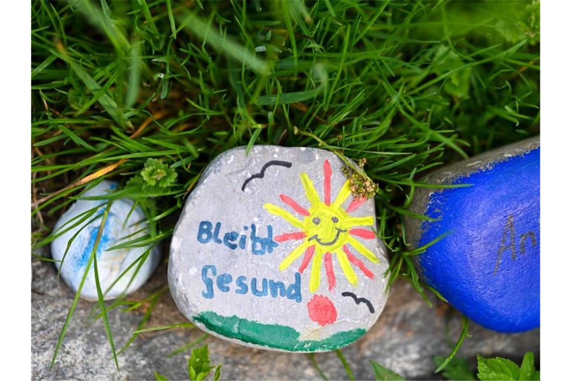 Studie sieht wachsenden Zusammenhalt in Corona-Krise Bemalte Steine an einem Wegesrand. Foto: Felix Kästle/dpa