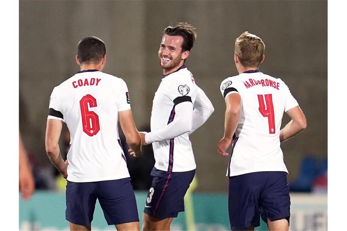 Ben Chilwell (M) feiert mit Mannschaftskameraden sein Tor zur 1:0-Führung der Three Lions gegen Andorra. Foto: Nick Potts/PA Wire/dpa