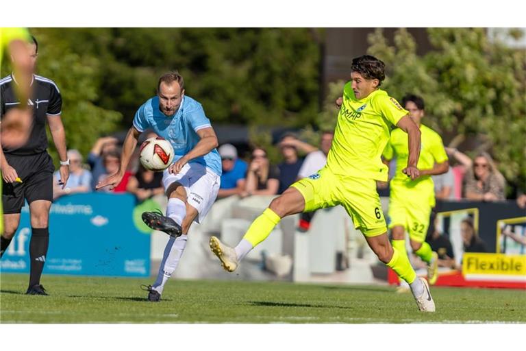 Ben-Luca Fisher (re.) und die&nbsp; Stuttgarter Kickers warfen beim 4:1 den TSGV Waldstetten mit Spielertrainer Tim Schraml (li.) aus dem WFV-Pokal-Wettbewerb&nbsp;– Waldstettens Nachbar SG Bettringen aus der Bezirksliga zog dagegen in die Runde der letzten Acht ein.