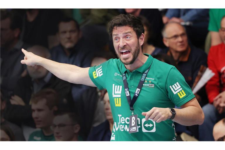 Ben Matschke gibt bei Frisch Auf Göppingen seinen Spielern die Richtung vor – hier gegen die SG Flensburg-Handewitt.