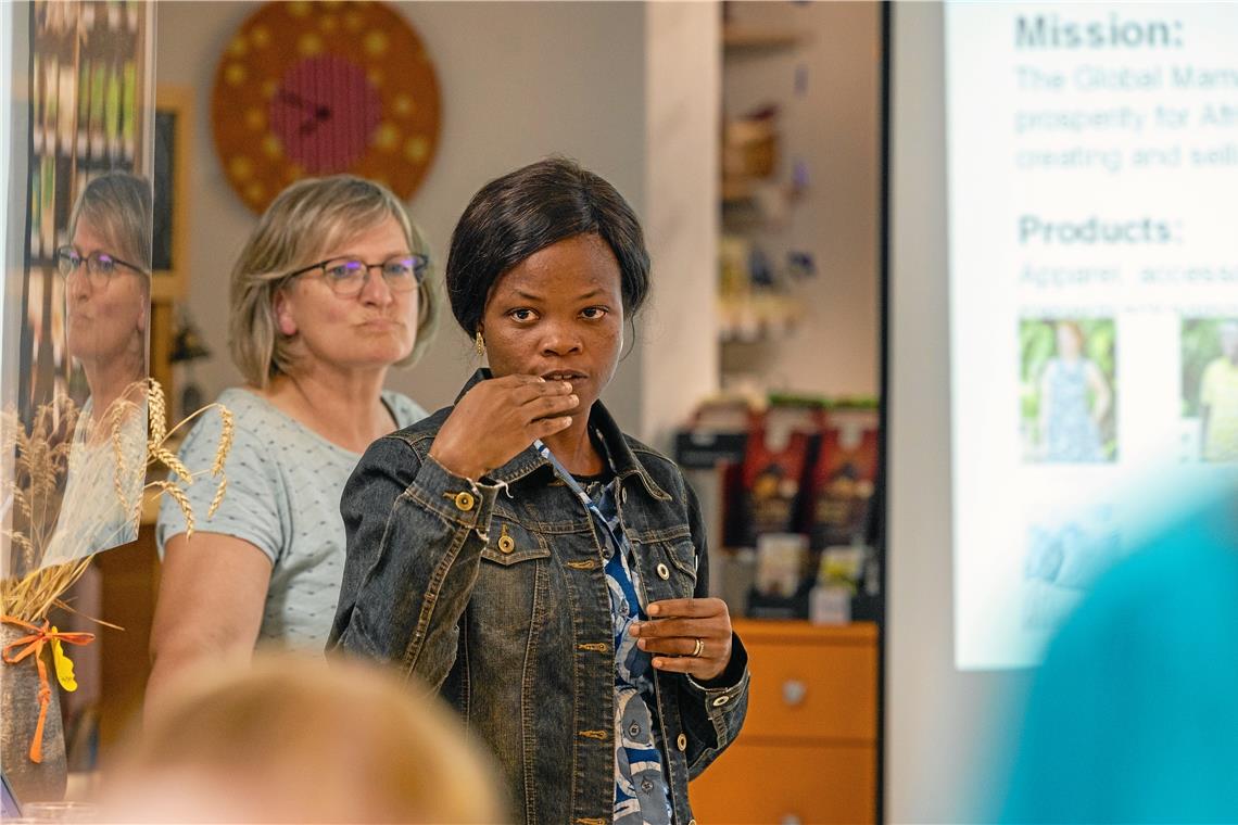 Benedicta Arthur von den Global Mamas erzählt über ihre Arbeit in Ghana. Mit Gabi Ludwig (hinten) hatte sie eine Konferenz besucht, bei der es um fairen Handel geht. Foto: Alexander Becher