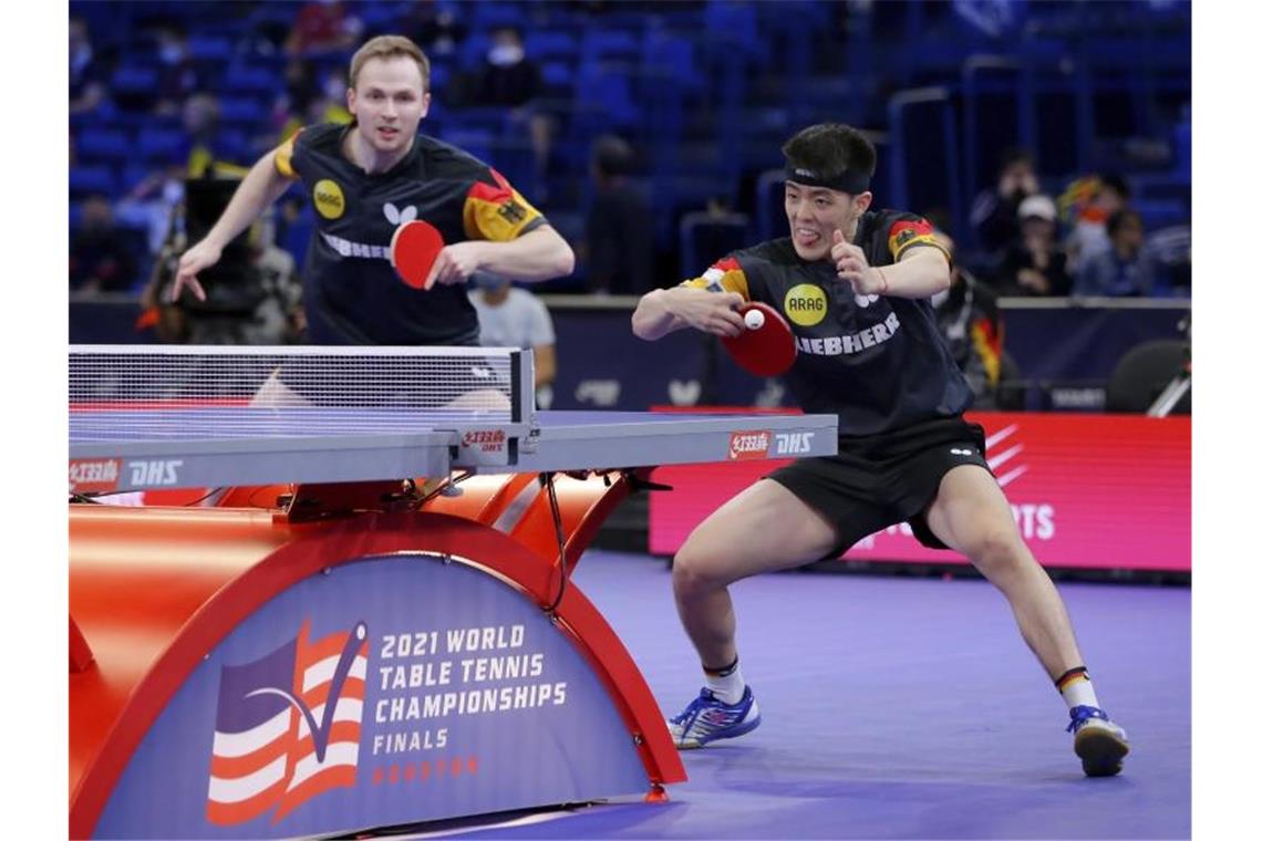 Deutsches Tischtennis-Doppel spielt um WM-Medaille Benedikt Duda (l) und Dang Qiu erreichten das Viertelfinale. Foto: Michael Wyke/AP/dpa