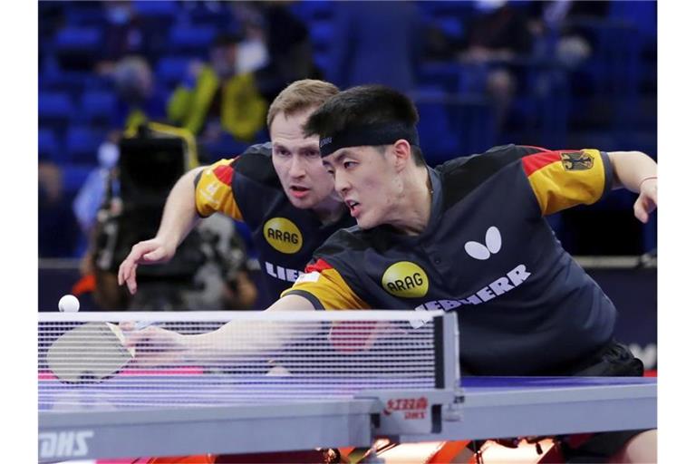 Benedikt Duda (l) und Dang Qiu mussten sich im WM-Viertelfinale in 2:3 Sätzen geschlagen geben. Foto: Michael Wyke/AP/dpa