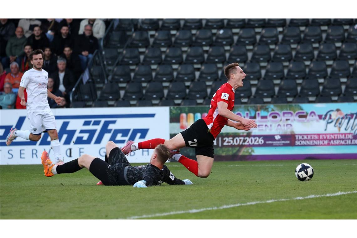 Benedikt Grase holt Loris Maier von den Beinen – Elfmeter.