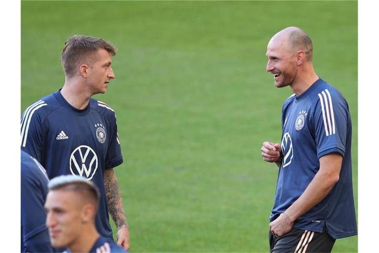 Benedikt Höwedes (r) und Marco Reus beim DFB-Abschlusstraining. Foto: Tom Weller/dpa