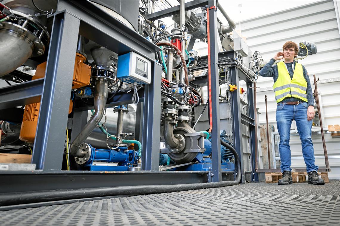 Biovergärungsanlage in Backnang: Wie aus Biomüll Blumentöpfe werden Benedikt Hülsemann von der Universität Hohenheim erklärt die Versuchsanlage in Neuschöntal. Wenn sie in Betrieb geht, produziert sie neben Biogas und Dünger auch Pflanztöpfe. Fotos: Alexander Becher
