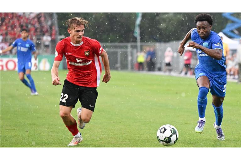Benedikt Landwehr (l.) von der SG Sonnenhof Großaspach im Zweikampf mit Leverkusens Nathan Tella.