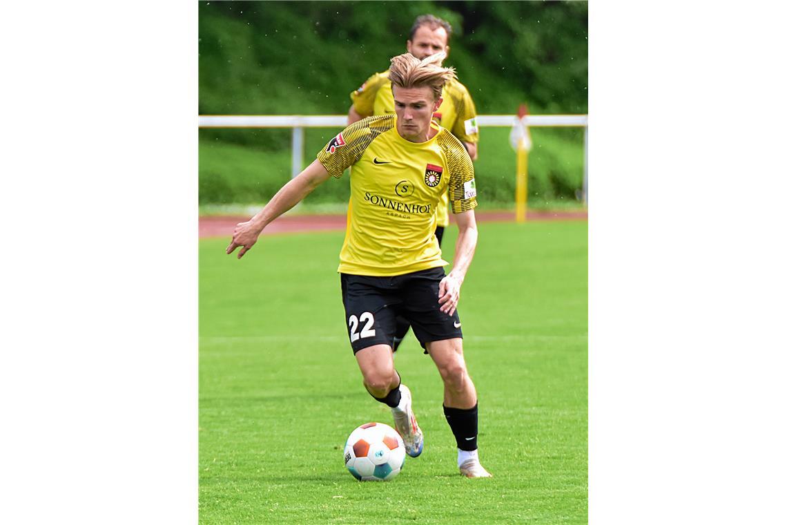Benedikt Landwehr (Nr. 22). Auswärtssieg der SG Sonnenhof Großaspach (gelb) in F...