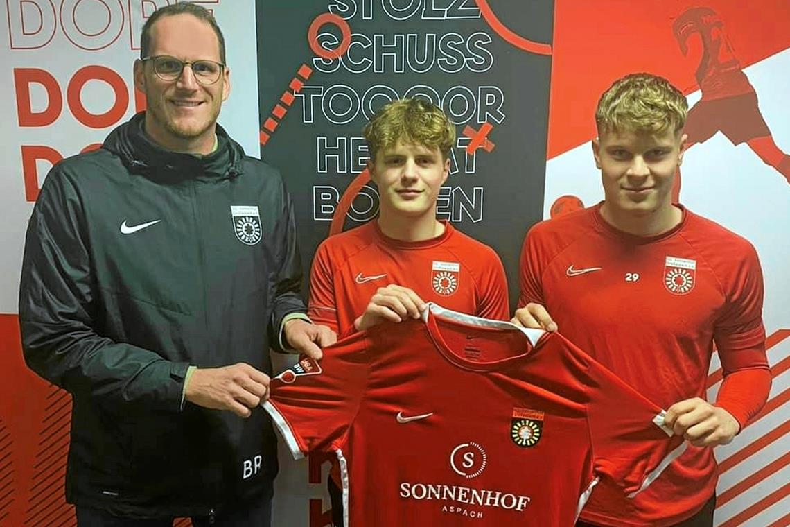 SG Sonnenhof Großaspach bindet zwei Youngster langfristig Benedikt Röcker, Niklas Mohr und Nico Engel (von links) freuen sich über die Vertragsverlängerungen. Foto: SG Sonnenhof Großaspach